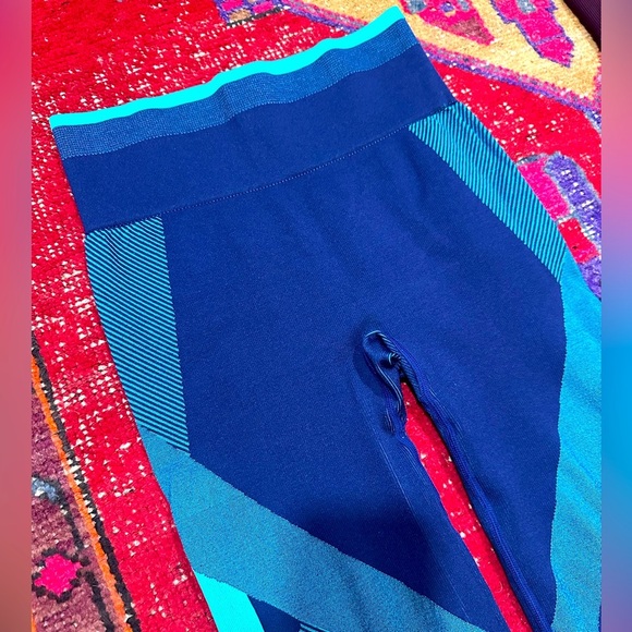 Lot of 2 VICTORIAS SECRET PINK “Cool & Comfy” Leggings Sz M - NWOT - Picture 2 of 7